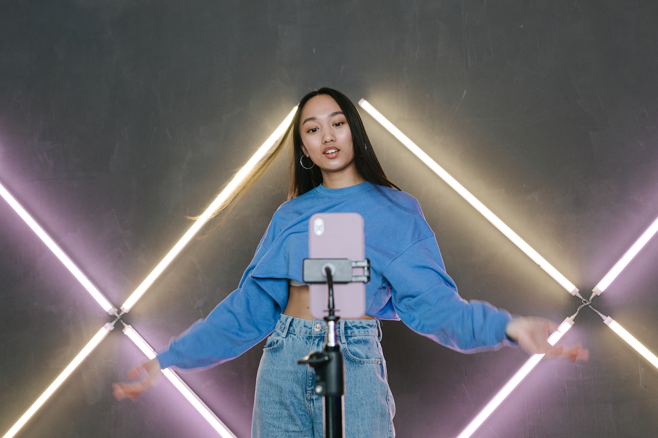 Ela TikTok Influencer Digital Letra